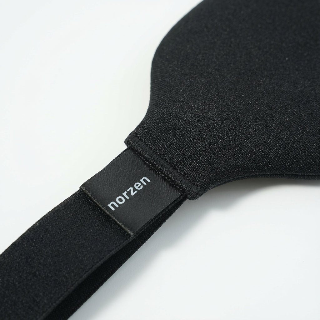 Detaljbilde av Norzen sovemaske med justerbar stropp og mykt materiale for komfortabel passform hele natten
