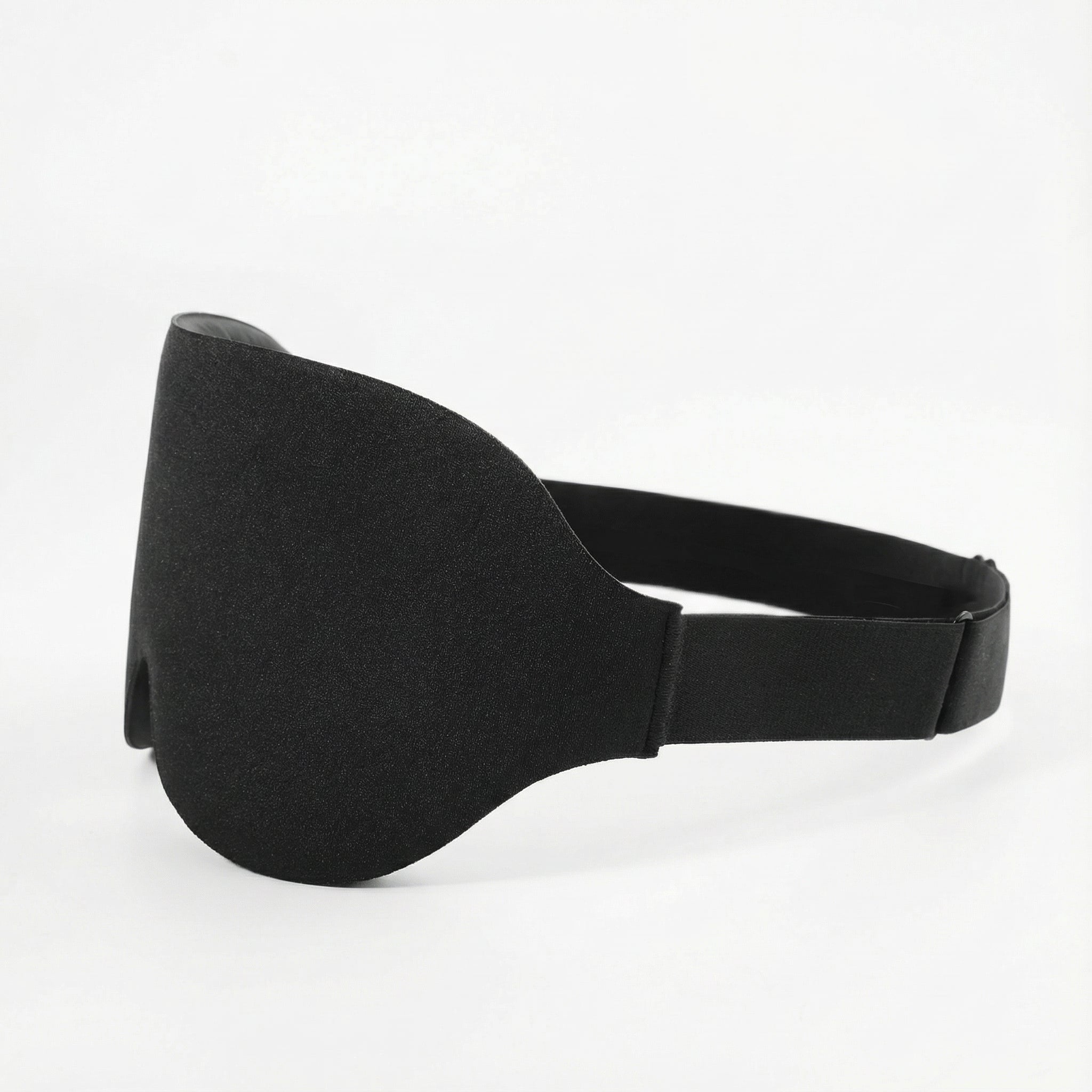 Sideprofil av Norzen sovemaske med ergonomisk design som sitter tett uten trykk og blokkerer lys effektivt